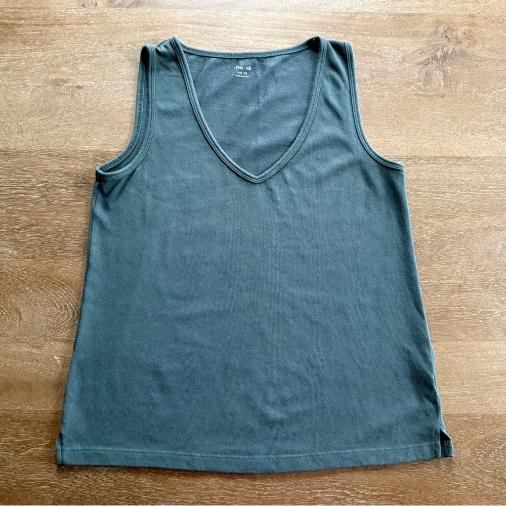 βοΈ Madewell | Bundle of 3 β’ V-Neck Tank Tops - Picture 3 of 13
